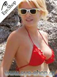 Η Ελένη Μενεγάκη με τα γυαλιά ηλίου RayBan Wayfarer