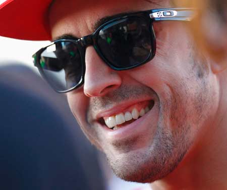 Ο Fernando Alonso τα σπάει με Oakley Garage Rock