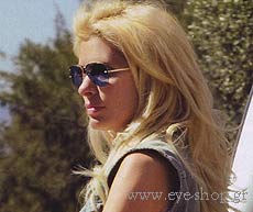 Η Ελένη Μενεγάκη με γυαλιά ηλίου RayBan