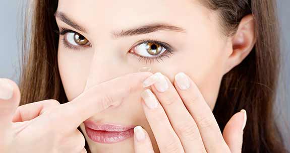Contact lenses, how to put them out