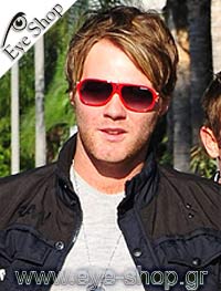 Brian McFadden φορώντας τα γυαλιά ηλίου Carrera COOL