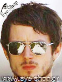 Elijah Wood φορώντας τα γυαλιά ηλίου RayBan 3136 Caravan
