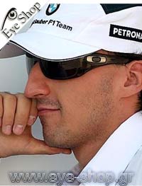 Robert Kubica φορώντας τα γυαλιά ηλίου Oakley ANTIX 9077