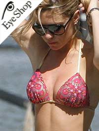 Abigail Glancy φορώντας τα γυαλιά ηλίου RayBan 4125 Cats 5000