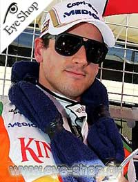 Adrian Suttil φορώντας τα γυαλιά ηλίου Dsquared DQ 0005