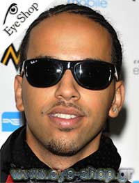 Aggro Santos φορώντας τα γυαλιά ηλίου RayBan 4138