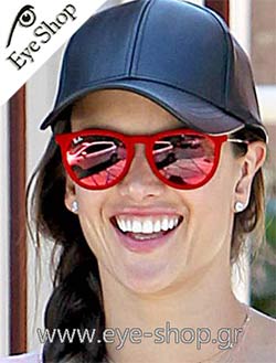 Alessandra Ambrosio φορώντας τα γυαλιά ηλίου rayban erika 4171