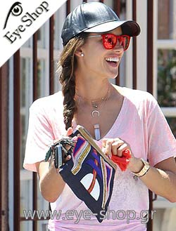 Alessandra Ambrosio φορώντας τα γυαλιά ηλίου rayban erika 4171
