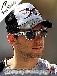 Algesuari φορώντας τα γυαλιά ηλίου Oakley Jupiter