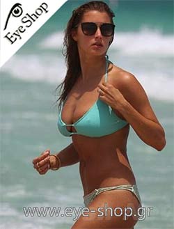 Alyssa Arce φορώντας τα γυαλιά ηλίου Prada 13QS CINEMA