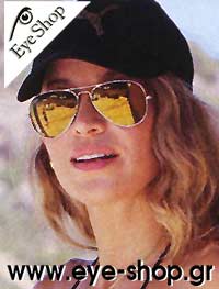 Αννίτα Ναθαναήλ φορώντας τα γυαλιά ηλίου RayBan 3025 aviator