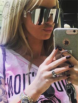 Ariel - Στεφανιδη φορώντας τα γυαλιά ηλίου Versace 2180