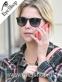 Ashley Benson φορώντας τα γυαλιά ηλίου Rayban ERIKA 4171