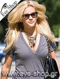 Ashley Roberts φορώντας τα γυαλιά ηλίου RayBan 2140 Wayfarer