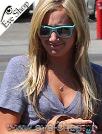 Ashley Tisdale φορώντας τα γυαλιά ηλίου RayBan 2140 Wayfarer