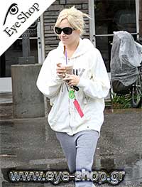 Ashley Tisdale φορώντας τα γυαλιά ηλίου Prada 04MS