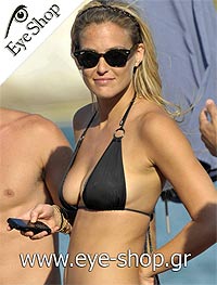 Bar Raffaelli φορώντας τα γυαλιά ηλίου RayBan 2140 wayfarer