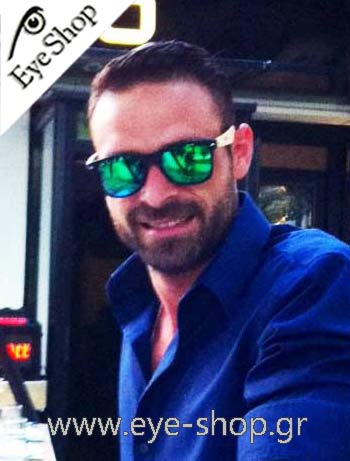Γιώργος Μπαβέλης φορώντας τα γυαλιά ηλίου Artwood Milano Bambooline 2 MP200