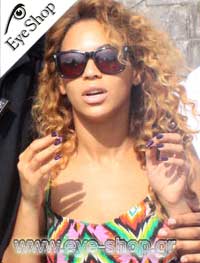Beyonce Knowless φορώντας τα γυαλιά ηλίου RayBan 2140 Wayfarer