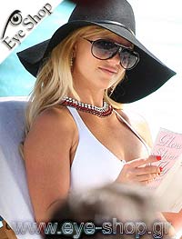 Britney Spears φορώντας τα γυαλιά ηλίου Carrera JET 09