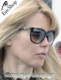 Claudia Shiffer φορώντας τα γυαλιά ηλίου RayBan 4126 CATS 1000