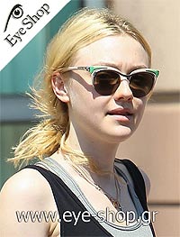 Dakota Fanning φορώντας τα γυαλιά ηλίου Prada 61OS DIXIE
