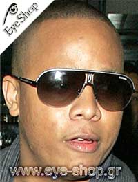 DJ Ironik φορώντας τα γυαλιά ηλίου Carrera TIKAL