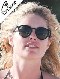 Druzen Kroes φορώντας τα γυαλιά ηλίου Rayban 2180