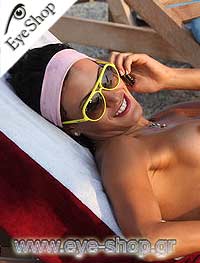 Εφη Κυριακού φορώντας τα γυαλιά ηλίου RayBan 4125 cats 5000