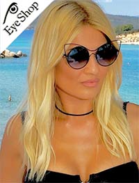 Φαίη Σκορδά φορώντας τα γυαλιά ηλίου Charlie Max MERAVIGLI