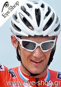 Frank Shleck φορώντας τα γυαλιά ηλίου oakley jawbone 9089