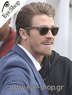 Garrett Hedlund φορώντας τα γυαλιά ηλίου Rayban 4195