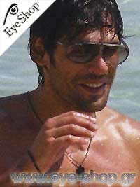 Γιάννης Σπαλιάρας φορώντας τα γυαλιά ηλίου Carrera jet 09