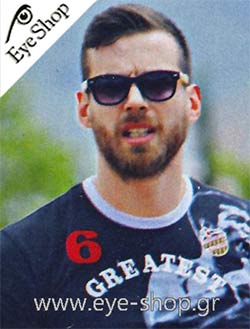 Γιώργος Μπαλωμένος φορώντας τα γυαλιά ηλίου Artwood Milano Bambooline 1 MP200