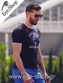 Γιώργος Μπαλωμένος φορώντας τα γυαλιά ηλίου Artwood Milano Bambooline 1 MP200