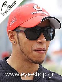 Lewis Hamilton φορώντας τα γυαλιά ηλίου Burberry 4081