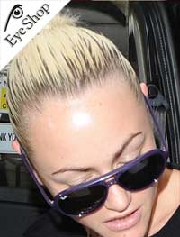 Jamie Winstone φορώντας τα γυαλιά ηλίου RayBan 4125 cats 5000