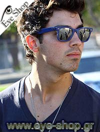 Joe Jonas φορώντας τα γυαλιά ηλίου RayBan 2140 Wayfarer