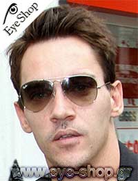 Jonathan Rhys Meyers φορώντας τα γυαλιά ηλίου RayBan 3025 aviator