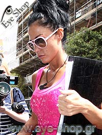 Katie Price φορώντας τα γυαλιά ηλίου RayBan 4125 CATS 5000