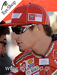 Nicky Hayden φορώντας τα γυαλιά ηλίου Oakley antix 9077