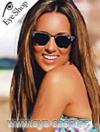 Καλομοίρα φορώντας τα γυαλιά ηλίου RayBan 3016 clubmaster