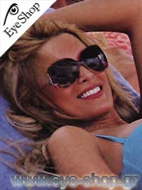 Κατερίνα Καινούργιου φορώντας τα γυαλιά ηλίου Vogue 2638s