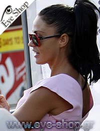 Katie Price φορώντας τα γυαλιά ηλίου RayBan 4125 CATS 5000