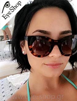 Demi Lovato φορώντας τα γυαλιά ηλίου Kaleos KIDDO