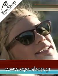 Ζέτα Μακρυπούλια φορώντας τα γυαλιά ηλίου Rayban Meteor 4168