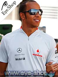 Lewis Hamilton φορώντας τα γυαλιά ηλίου Oakley conduct 9071