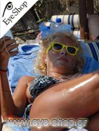 Ελένη Μενεγάκη φορώντας τα γυαλιά ηλίου RayBan 2132 New Wayfarer