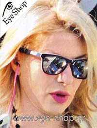 Ελένη Μενεγάκη φορώντας τα γυαλιά ηλίου Oakley Frogskins LX 2043