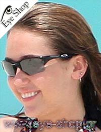 Miley Cyrus φορώντας τα γυαλιά ηλίου Oakley Flak Jacket